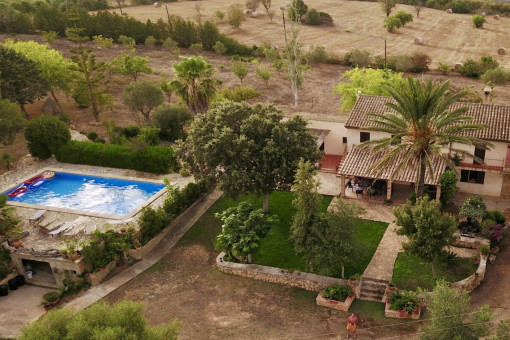 Große Finca mit eigenem Spielplatz, Pool und weitläufigem Außenbereich