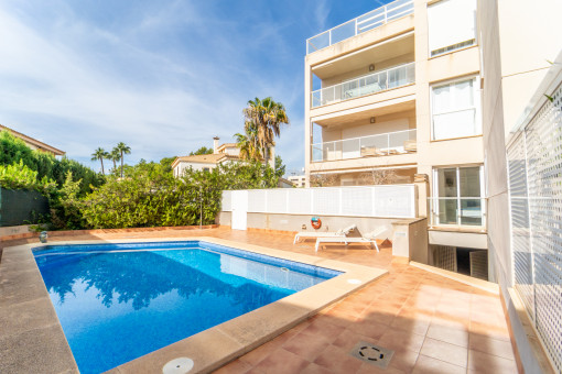 Herrliches Penthouse mit Ausblick, Pool und Garage in Bonanova