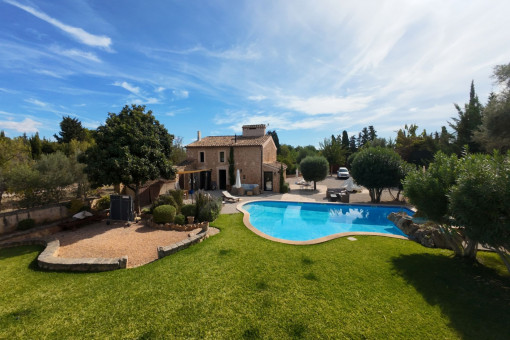 Bezaubernde, renovierte Natursteinfinca bei Santa María mit wunderschönem Garten und großem Pool