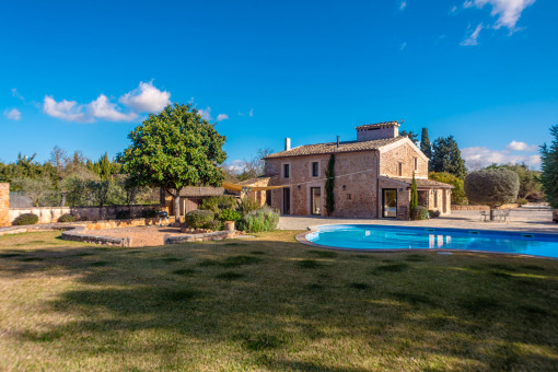 Bezaubernde, renovierte Natursteinfinca bei Santa María mit wunderschönem Garten und großem Pool