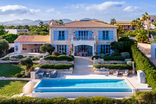 Ein Traum am Meer - Natursteinverkleidete Villa mit Pool in erster Meereslinie in Cala Murada