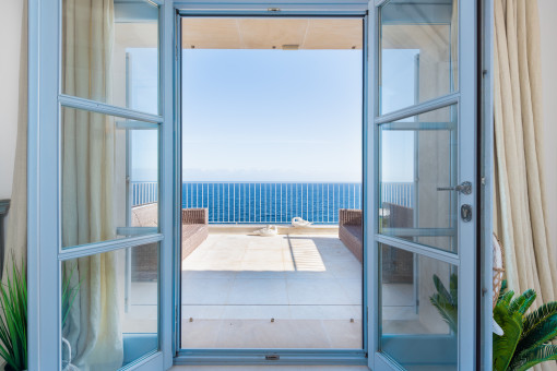 Wunderschöne Terrasse mit frontalem Meerblick