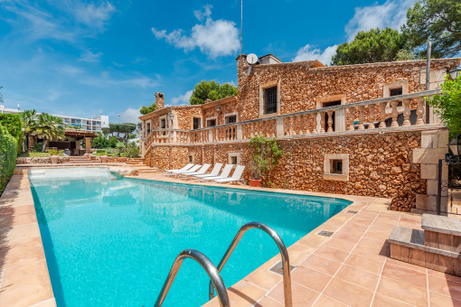 Villa im mallorquinischen Stil mit Pool, Garten, Garage und Ferienvermietlizenz