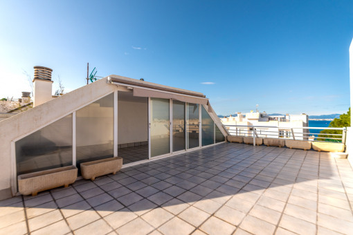 Weitläufige Dachterrasse