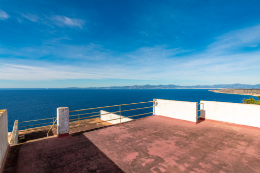 Dachterrasse mit frontalem Meerblick