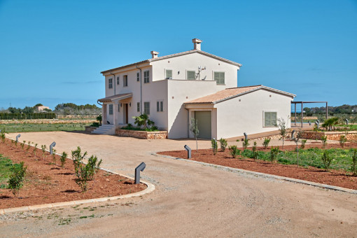 Auffahrt und Ansicht auf die Finca