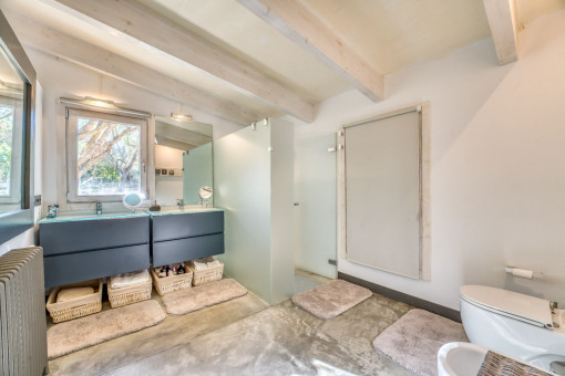 Modernes En-Suite-Badezimmer