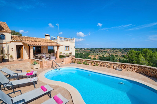 Mediterrane Finca mit Pool, Ferienvermietungslizenz und herrlichem Meer-Panoramablick nahe Cala Murada