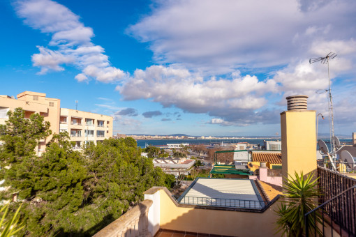 Sonniges Penthouse mit großer Terrasse, Parkplatz und Meerblick in Palma