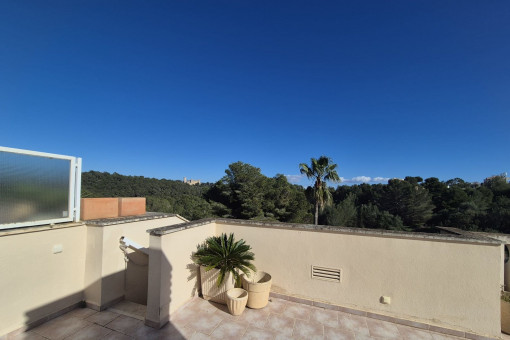 Idyllisches Penthouse mit riesiger Dachterrasse und Blick auf das Schloss Bellver in der Anlage Bonanova Park mit Parkplatz